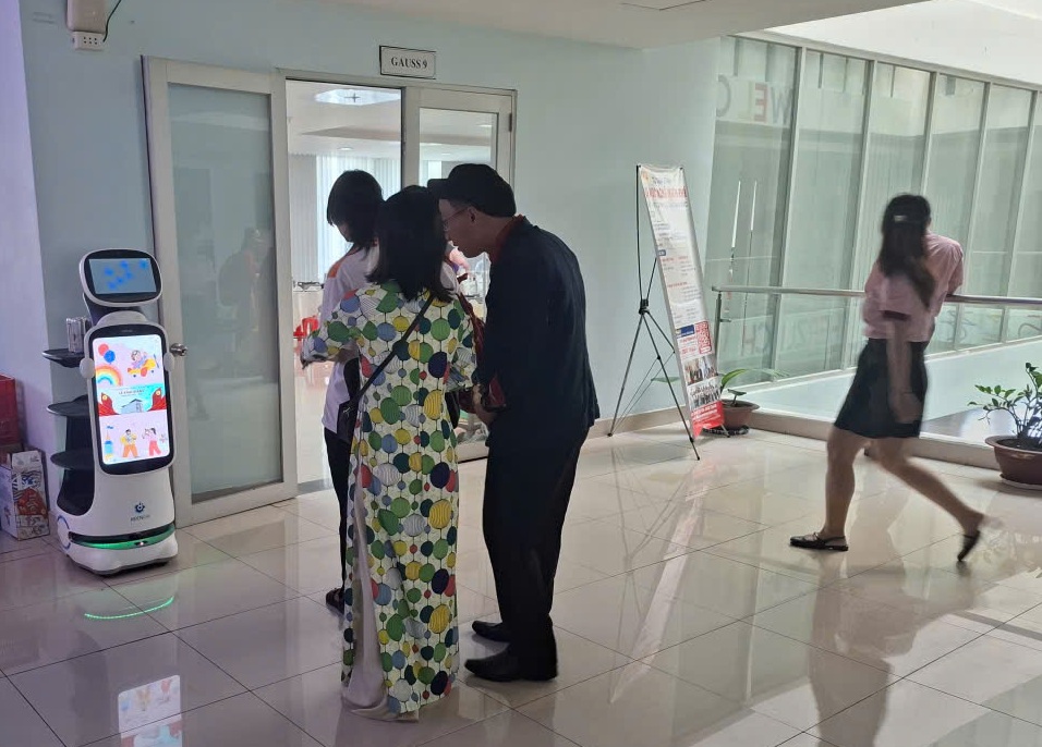 Khoa Du lịch – Khách sạn tham gia khóa bồi dưỡng “Robot & Tự động hóa trong Smart Hospitality”