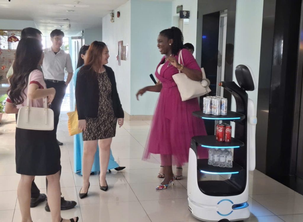 Khoa Du lịch – Khách sạn tham gia khóa bồi dưỡng “Robot & Tự động hóa trong Smart Hospitality”