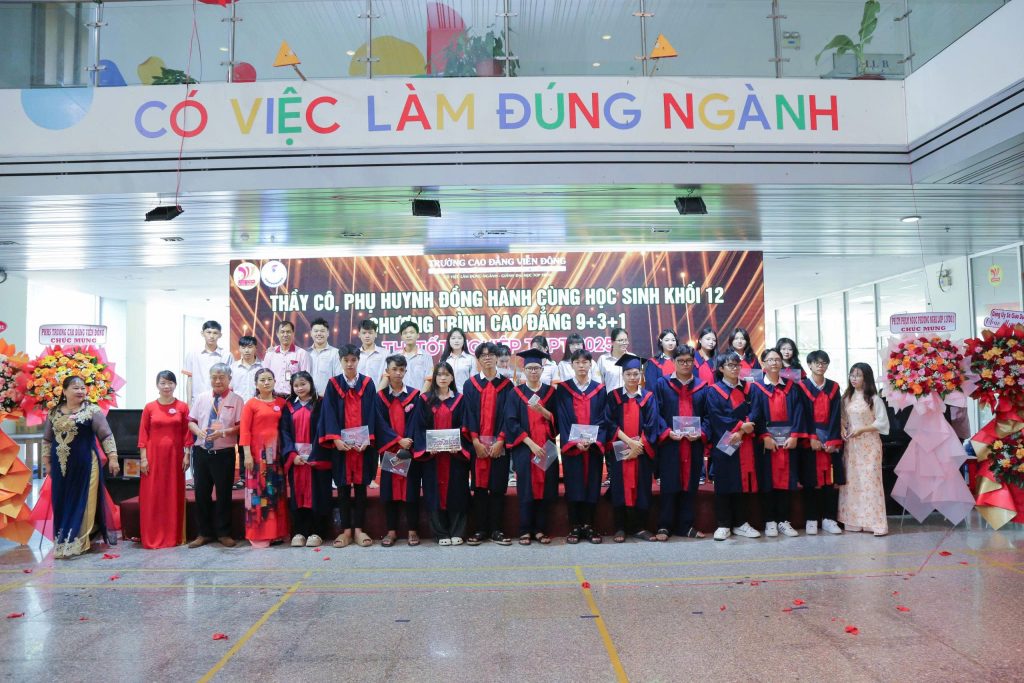 Xúc động lễ tổng kết, tri ân và trưởng thành khối 12 hệ Cao đẳng 9+3+1 – Niên khóa (2022–2025)
