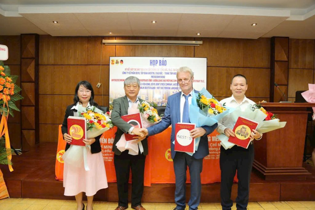 VienDong전문대학교에서 Telc 독일어 교육, 시험 시행 및 자격증 발급을 위한 협력 서명식