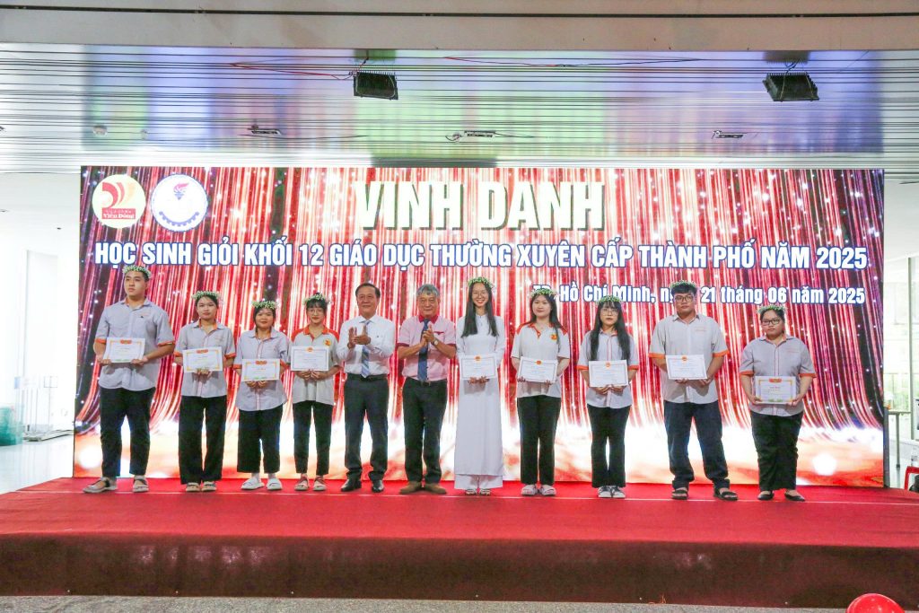 Xúc động lễ tổng kết, tri ân và trưởng thành khối 12 hệ Cao đẳng 9+3+1 – Niên khóa (2022–2025)