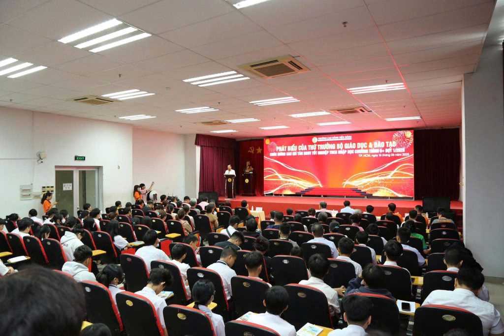 Thứ trưởng Bộ GD&ĐT đến thăm và chúc mừng hơn 200 học sinh tốt nghiệp THCS nhập học đợt 1 tại CĐ Viễn Đông