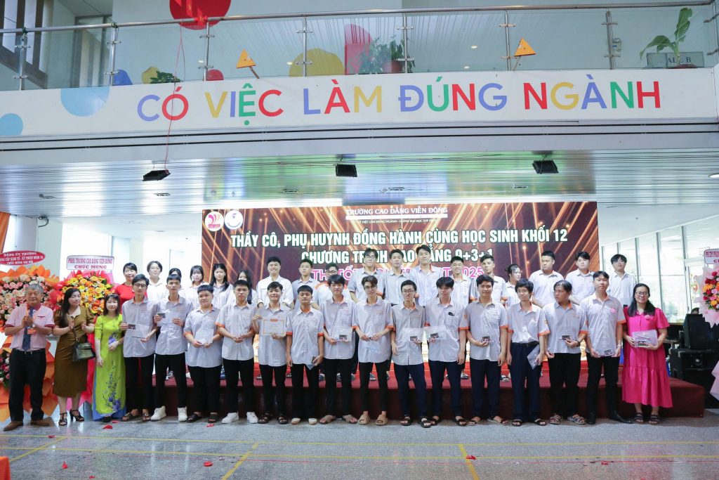 Xúc động lễ tổng kết, tri ân và trưởng thành khối 12 hệ Cao đẳng 9+3+1 – Niên khóa (2022–2025)