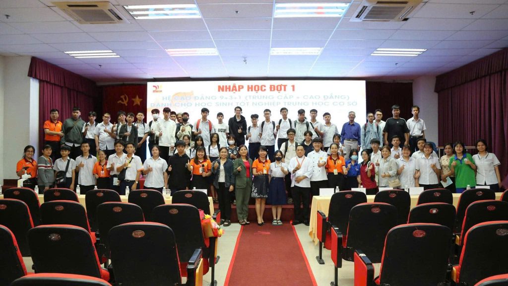 Thứ trưởng Bộ GD&ĐT đến thăm và chúc mừng hơn 200 học sinh tốt nghiệp THCS nhập học đợt 1 tại CĐ Viễn Đông