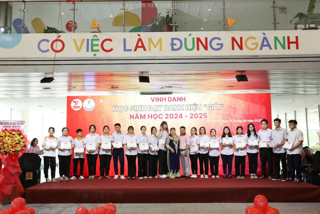 Xúc động lễ tổng kết, tri ân và trưởng thành khối 12 hệ Cao đẳng 9+3+1 – Niên khóa (2022–2025)
