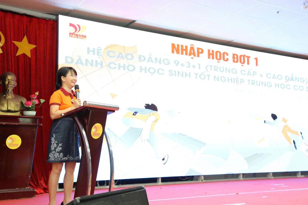 Thứ trưởng Bộ GD&ĐT đến thăm và chúc mừng hơn 200 học sinh tốt nghiệp THCS nhập học đợt 1 tại CĐ Viễn Đông