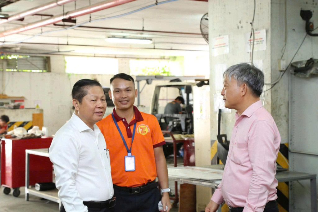 Thứ trưởng Bộ GD&ĐT đến thăm và chúc mừng hơn 200 học sinh tốt nghiệp THCS nhập học đợt 1 tại CĐ Viễn Đông