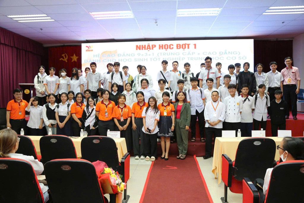 Thứ trưởng Bộ GD&ĐT đến thăm và chúc mừng hơn 200 học sinh tốt nghiệp THCS nhập học đợt 1 tại CĐ Viễn Đông