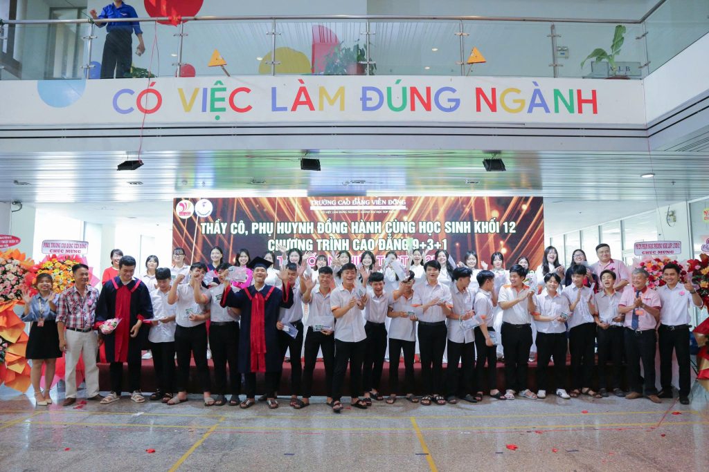 Xúc động lễ tổng kết, tri ân và trưởng thành khối 12 hệ Cao đẳng 9+3+1 – Niên khóa (2022–2025)