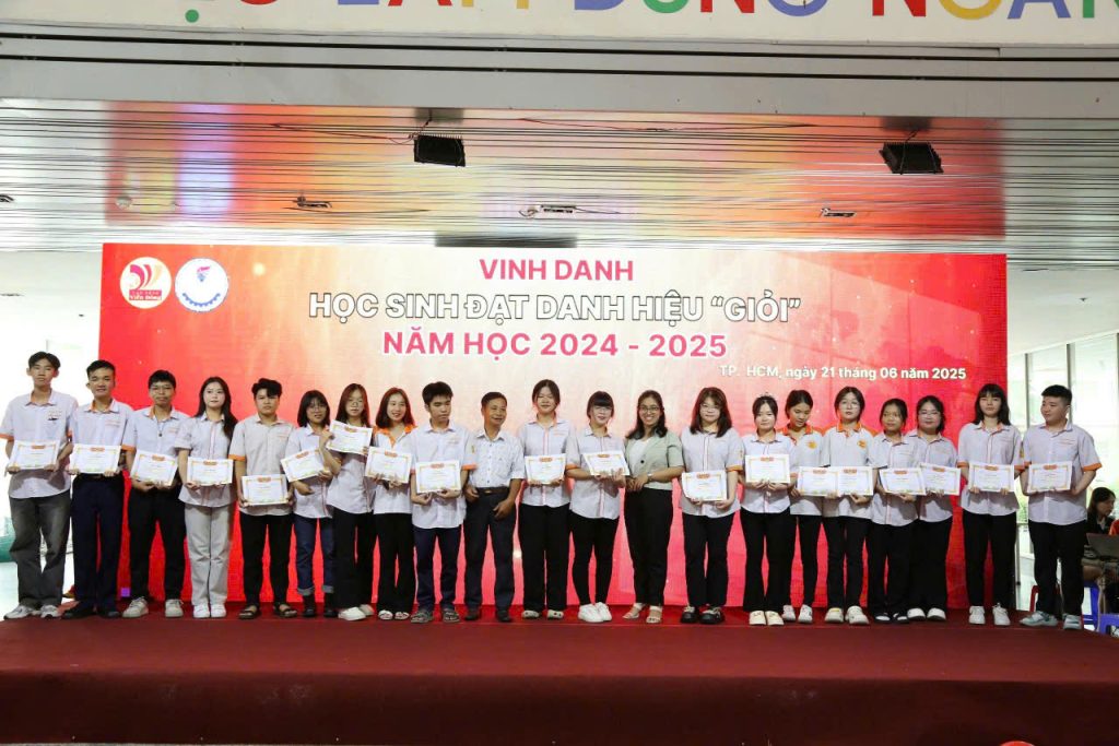 Xúc động lễ tổng kết, tri ân và trưởng thành khối 12 hệ Cao đẳng 9+3+1 – Niên khóa (2022–2025)