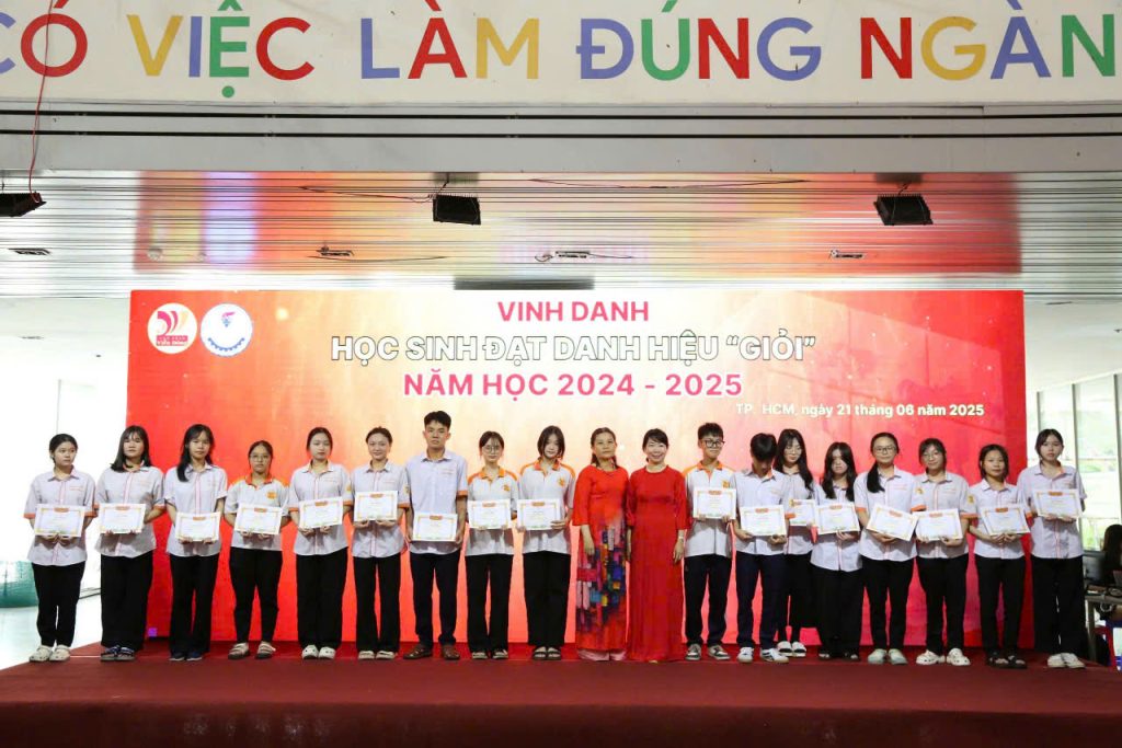 Xúc động lễ tổng kết, tri ân và trưởng thành khối 12 hệ Cao đẳng 9+3+1 – Niên khóa (2022–2025)