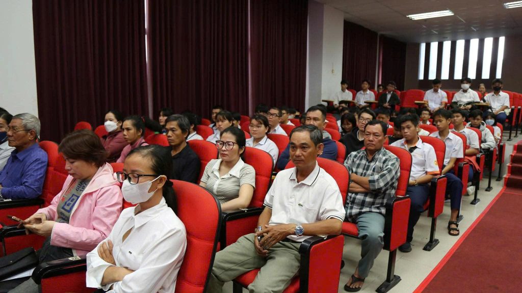 Thứ trưởng Bộ GD&ĐT đến thăm và chúc mừng hơn 200 học sinh tốt nghiệp THCS nhập học đợt 1 tại CĐ Viễn Đông