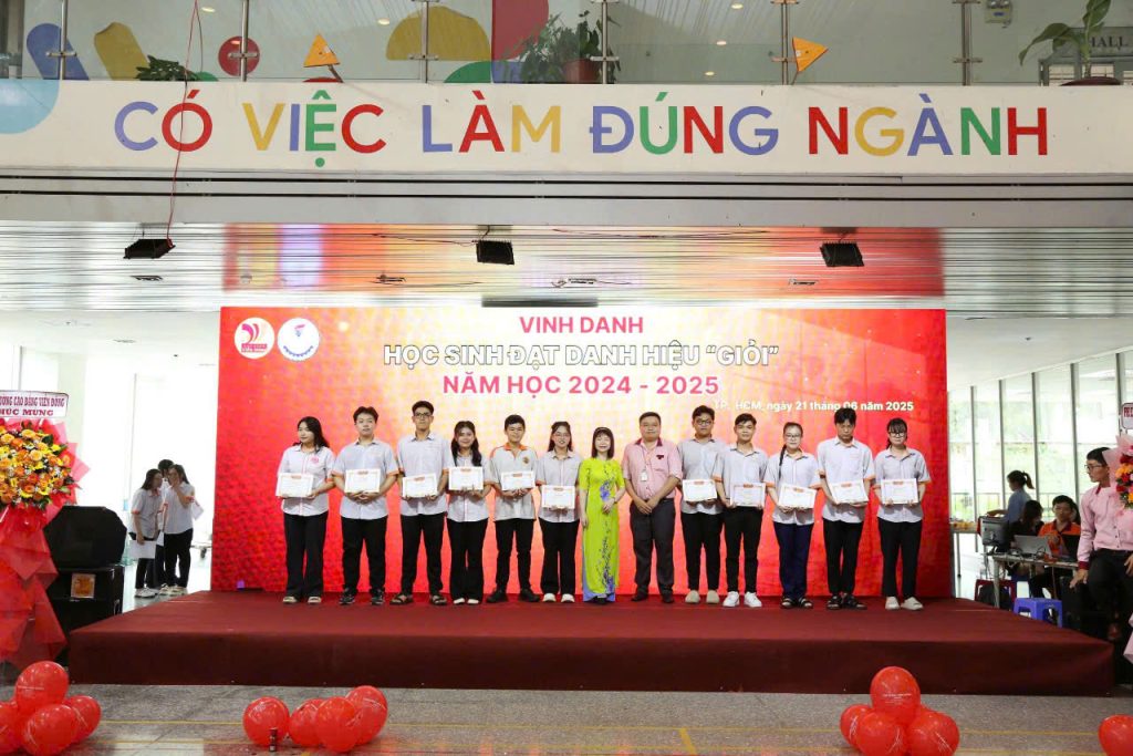 Xúc động lễ tổng kết, tri ân và trưởng thành khối 12 hệ Cao đẳng 9+3+1 – Niên khóa (2022–2025)