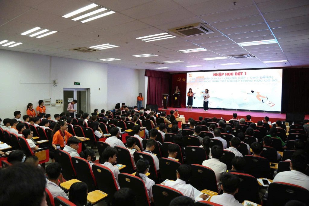 Thứ trưởng Bộ GD&ĐT đến thăm và chúc mừng hơn 200 học sinh tốt nghiệp THCS nhập học đợt 1 tại CĐ Viễn Đông