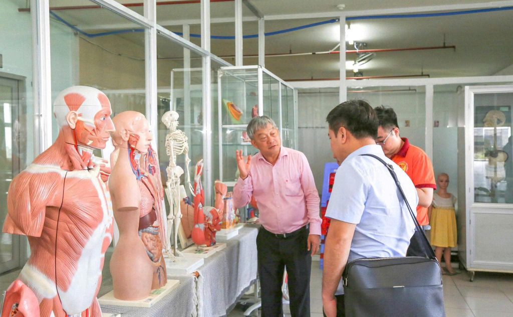 Thứ trưởng Bộ GD&ĐT đến thăm và chúc mừng hơn 200 học sinh tốt nghiệp THCS nhập học đợt 1 tại CĐ Viễn Đông