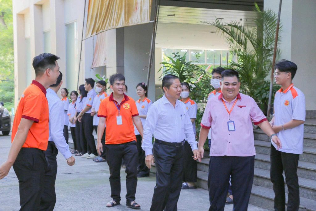 Thứ trưởng Bộ GD&ĐT đến thăm và chúc mừng hơn 200 học sinh tốt nghiệp THCS nhập học đợt 1 tại CĐ Viễn Đông