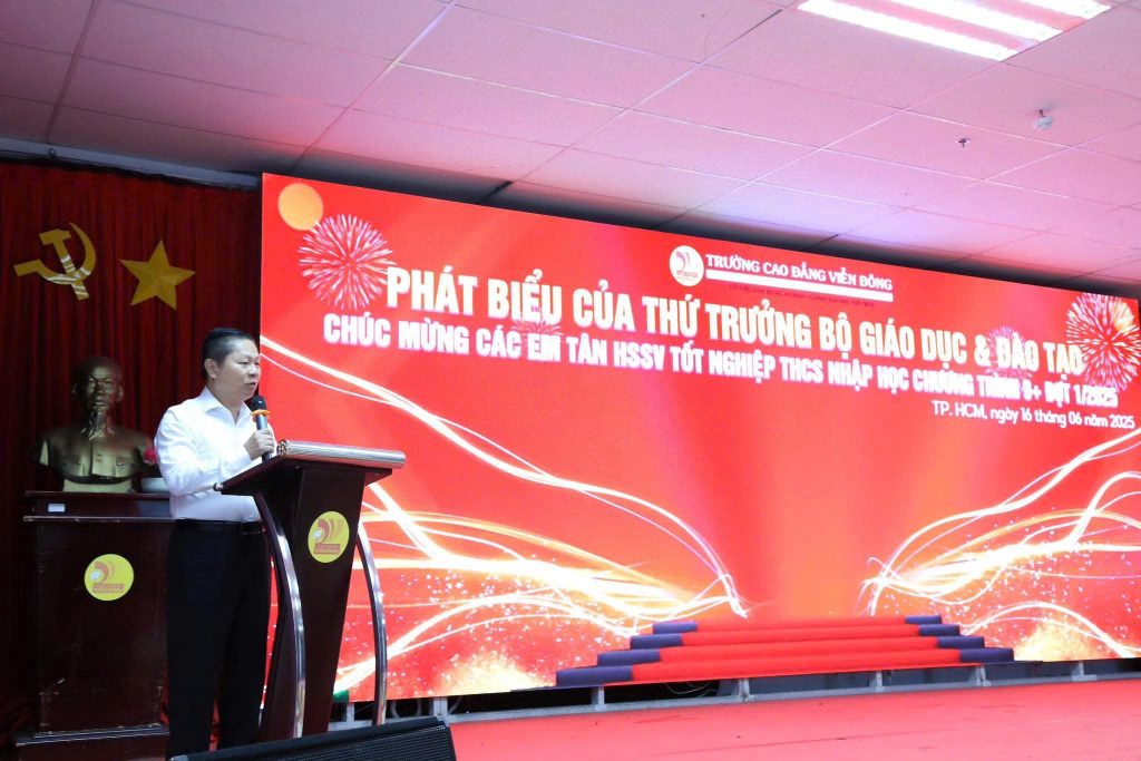 Thứ trưởng Bộ GD&ĐT đến thăm và chúc mừng hơn 200 học sinh tốt nghiệp THCS nhập học đợt 1 tại CĐ Viễn Đông
