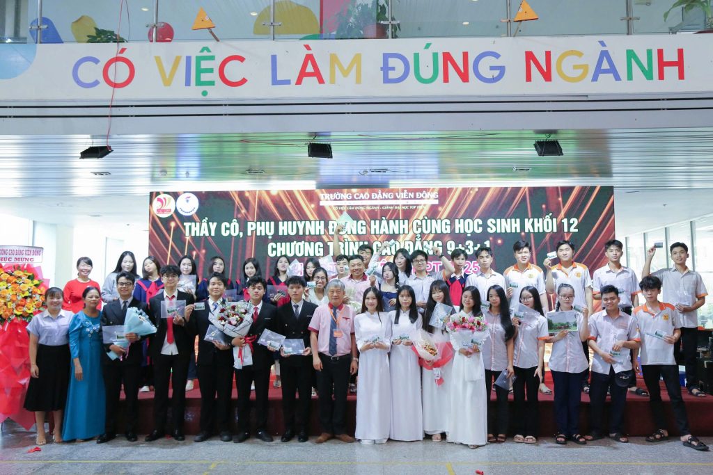 Xúc động lễ tổng kết, tri ân và trưởng thành khối 12 hệ Cao đẳng 9+3+1 – Niên khóa (2022–2025)