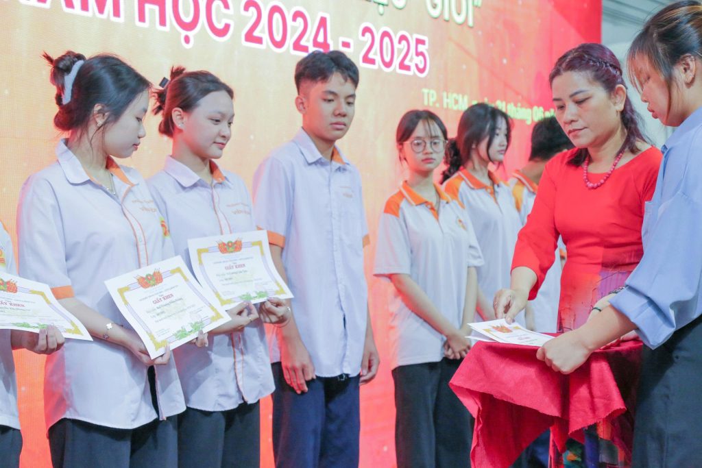 Xúc động lễ tổng kết, tri ân và trưởng thành khối 12 hệ Cao đẳng 9+3+1 – Niên khóa (2022–2025)