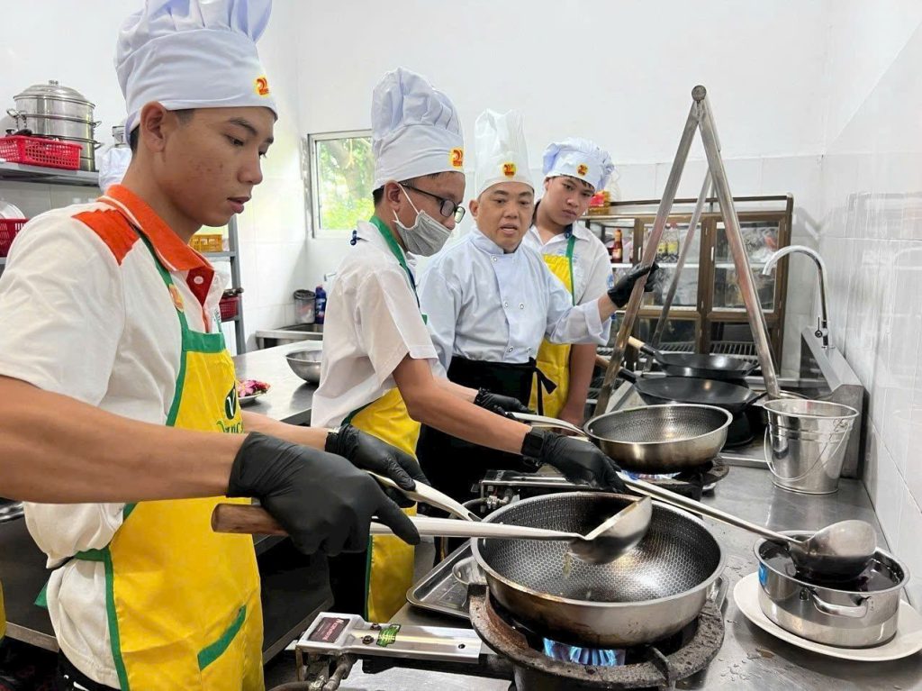 Lý do chọn học ngành Quản trị nhà hàng Khách sạn tại CĐ Viễn Đông