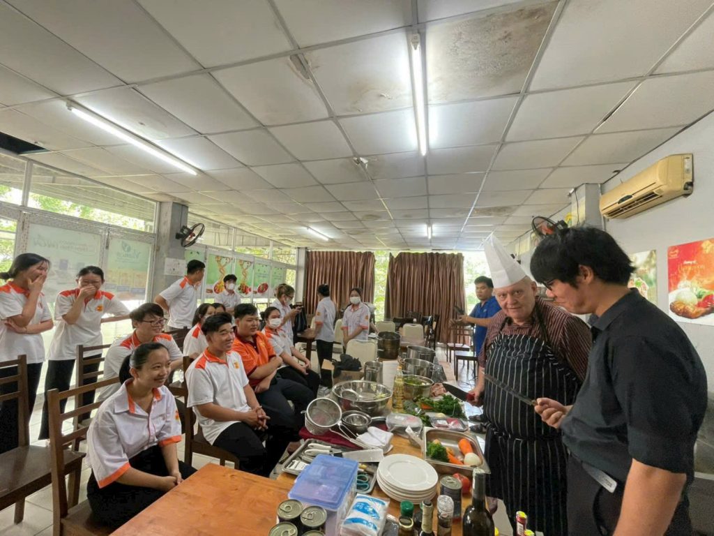 Lý do chọn học ngành Quản trị nhà hàng Khách sạn tại CĐ Viễn Đông