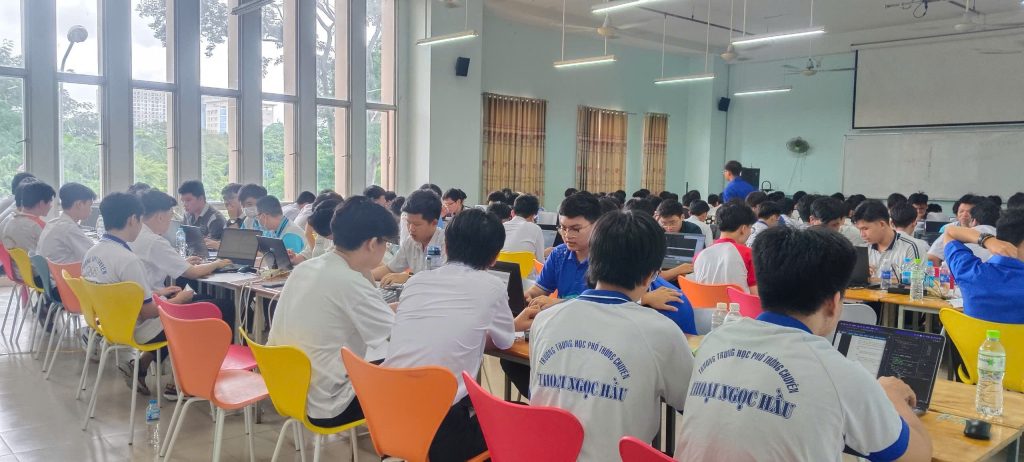 Mitreißende Stimmung beim landesweiten Jugendinformatikwettbewerb in Südvietnam