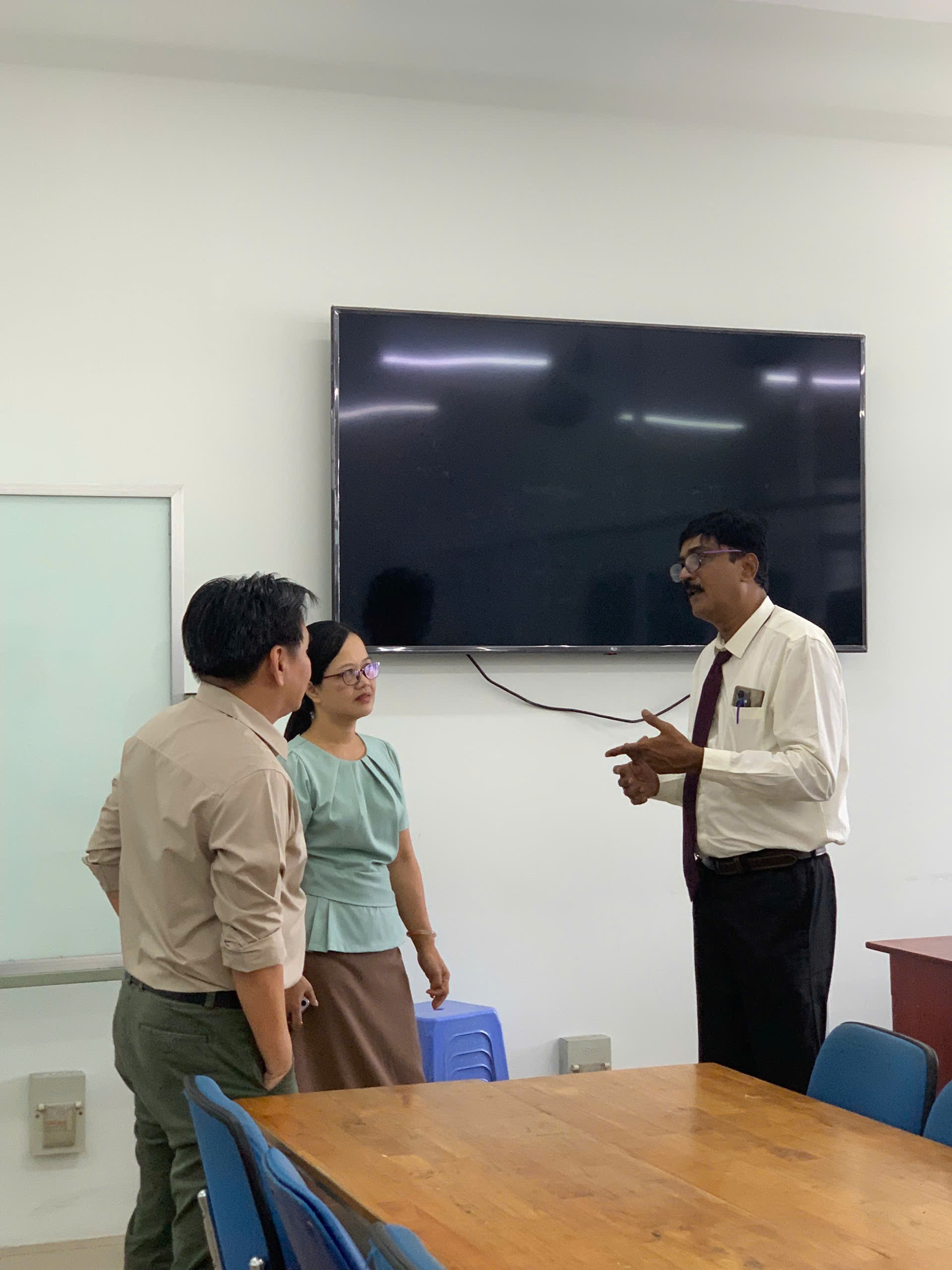 Đại học Sư phạm Kỹ thuật TP.HCM và Cao đẳng Viễn Đông (Giáo sư Niranjan) trao đổi về dạy và học Cybersecurity