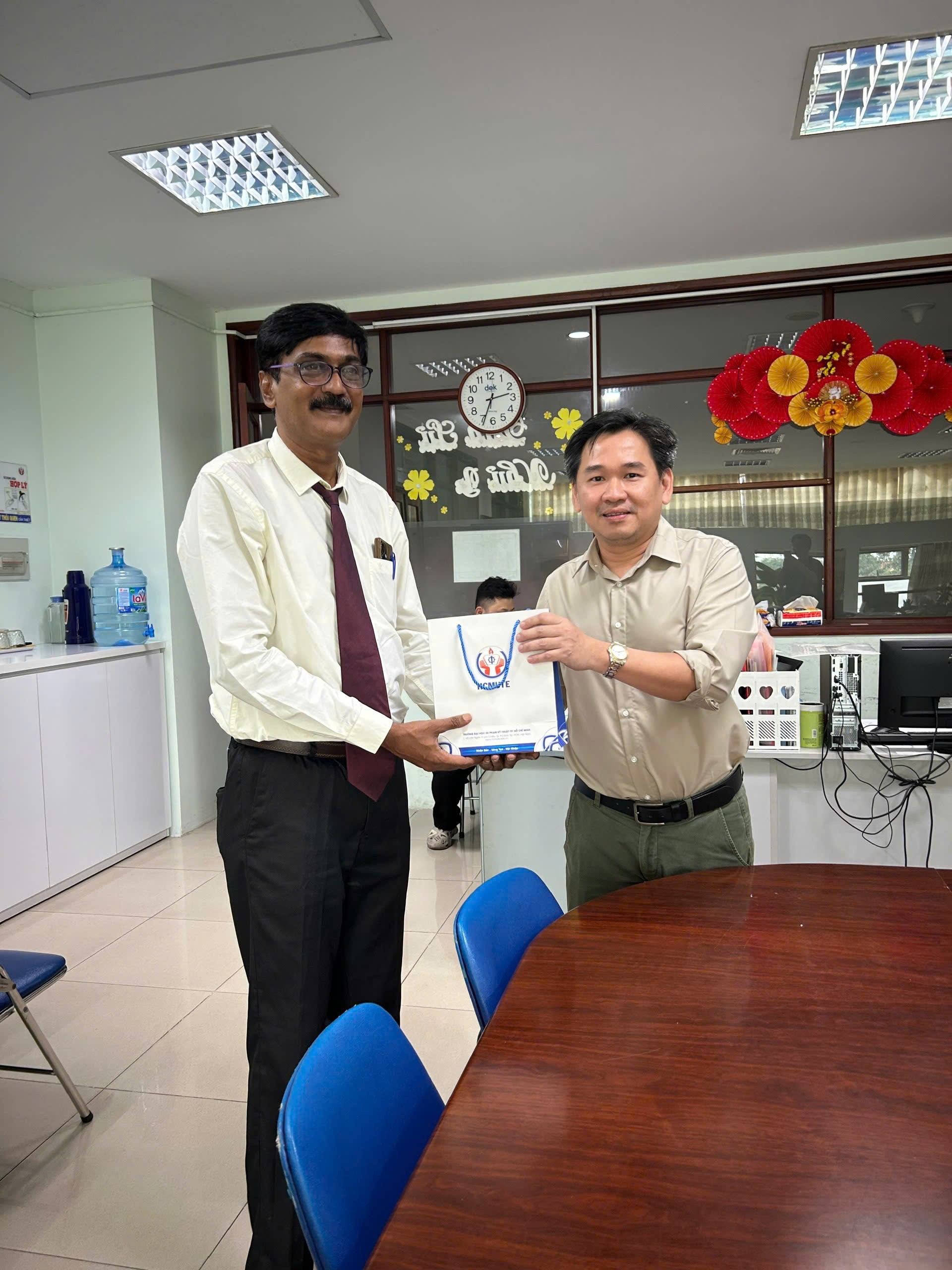 Đại học Sư phạm Kỹ thuật TP.HCM và Cao đẳng Viễn Đông (Giáo sư Niranjan) trao đổi về dạy và học Cybersecurity