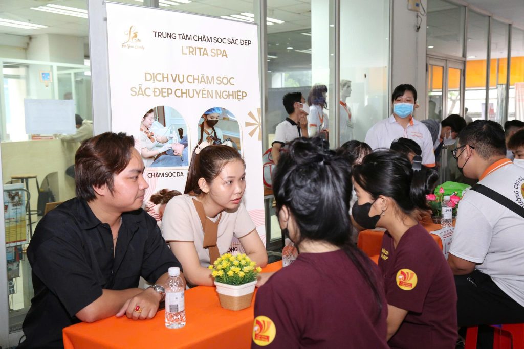 Tưng bừng Ngày hội Tuyển dụng, Tuyển sinh 2025