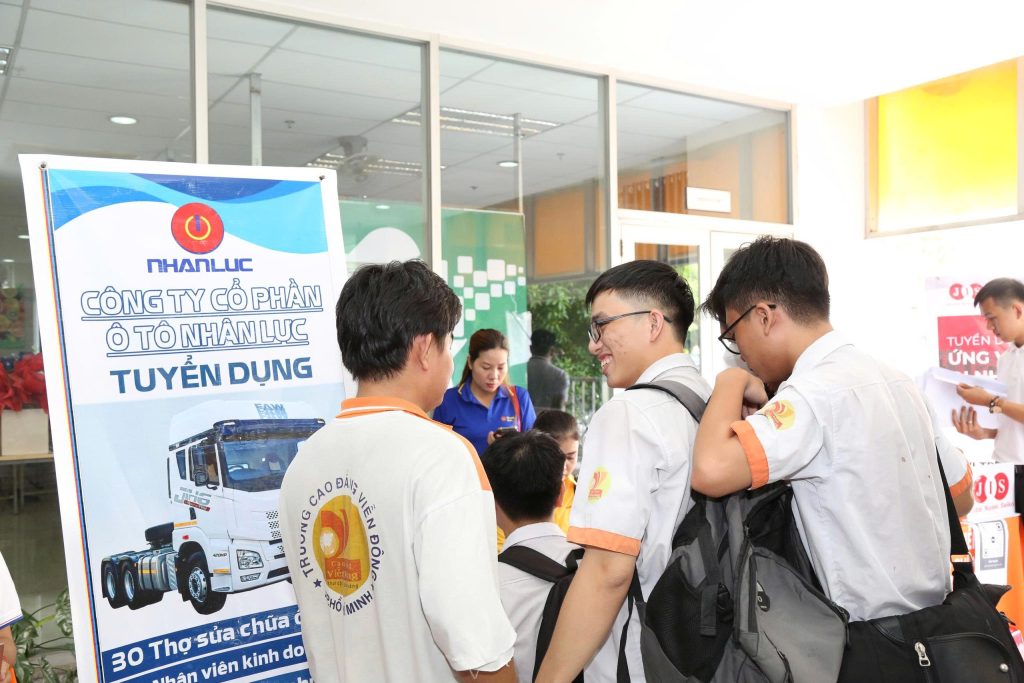 Tưng bừng Ngày hội Tuyển dụng, Tuyển sinh 2025