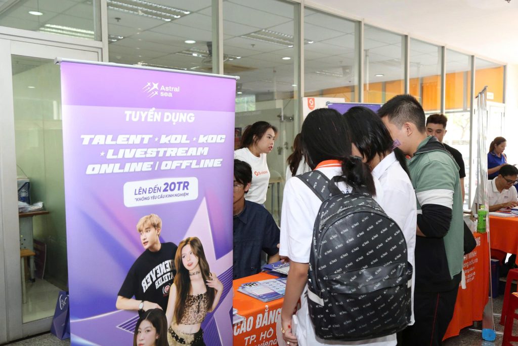 Tưng bừng Ngày hội Tuyển dụng, Tuyển sinh 2025