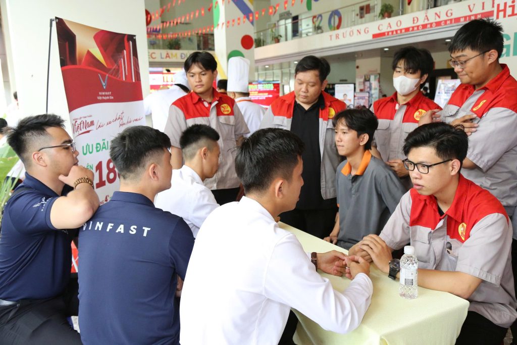 Tưng bừng Ngày hội Tuyển dụng, Tuyển sinh 2025