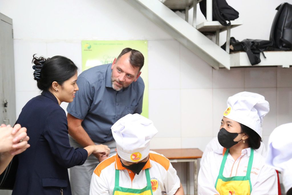 Đoàn doanh nghiệp CHLB Đức đến thăm và làm việc tại CĐ Viễn Đông