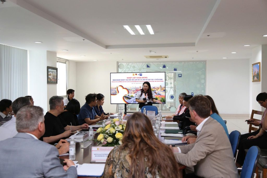Đoàn doanh nghiệp CHLB Đức đến thăm và làm việc tại CĐ Viễn Đông