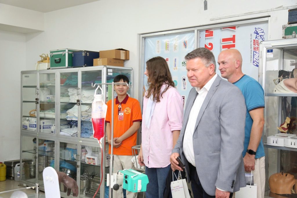 Eine Delegation deutscher Unternehmen besuchte und arbeitete an Viễn Đông Hochschule