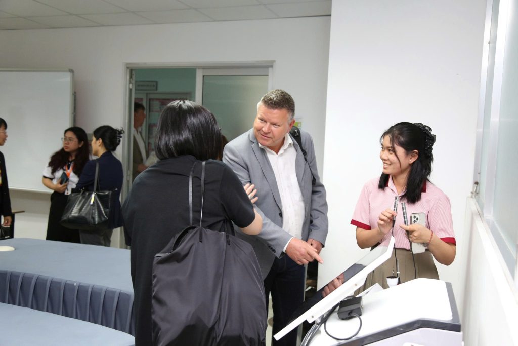 Eine Delegation deutscher Unternehmen besuchte und arbeitete an Viễn Đông Hochschule