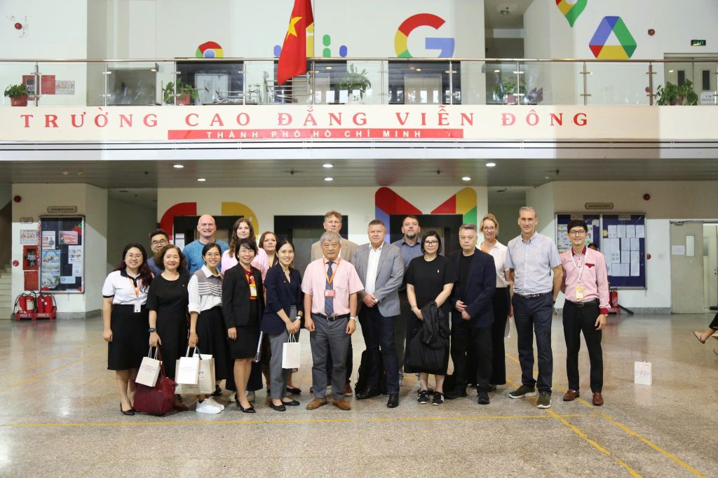 Eine Delegation deutscher Unternehmen besuchte und arbeitete an Viễn Đông Hochschule