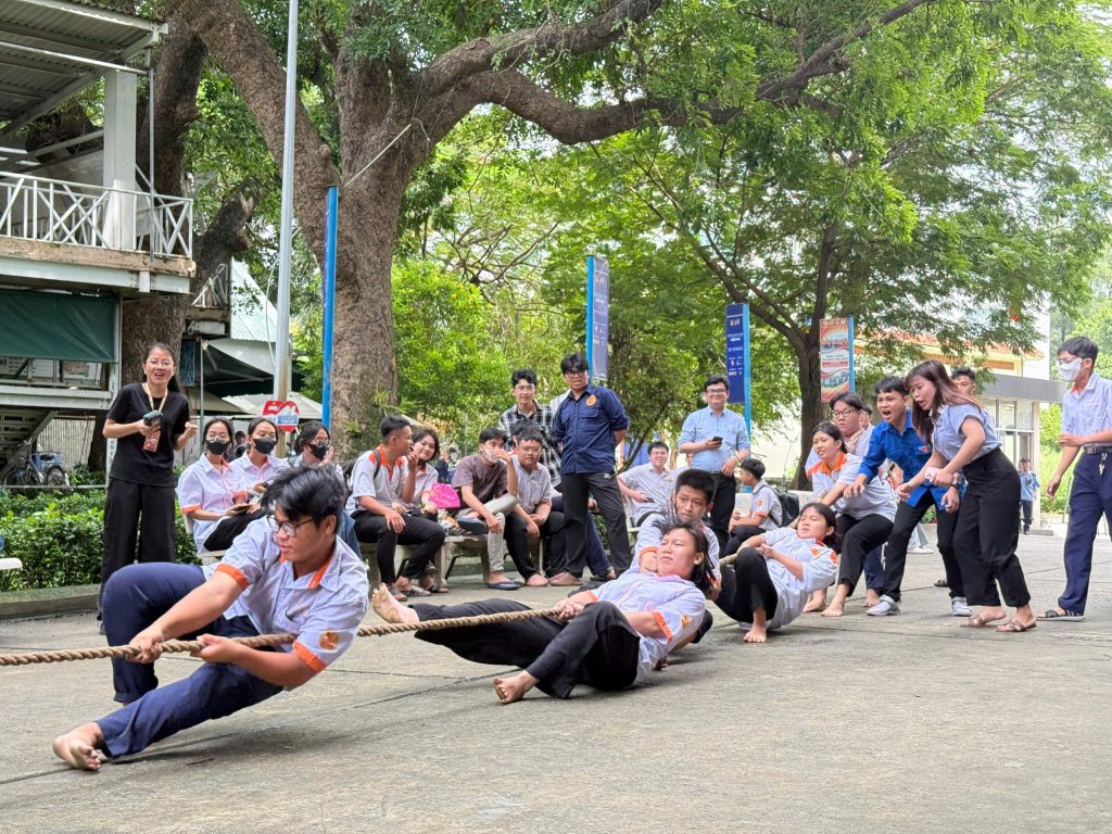 Vui tết trung thu cùng sinh viên CĐ Viễn Đông