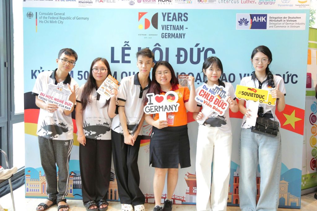 Học viên trung tâm ngoại ngữ du học Việt Đức tham gia Lễ Hội Đức tại TP HCM