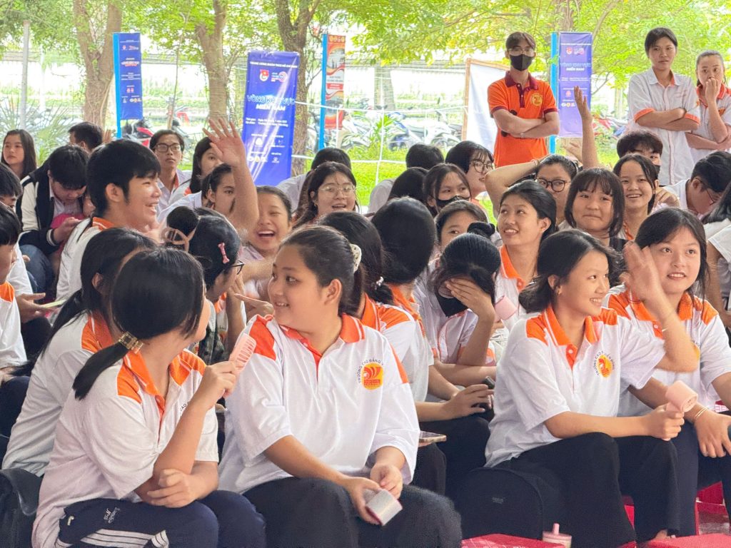 Vui tết trung thu cùng sinh viên CĐ Viễn Đông