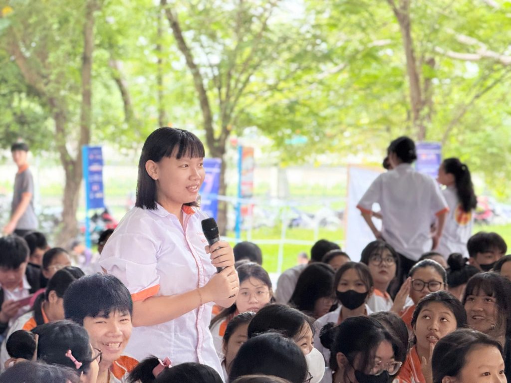 Vui tết trung thu cùng sinh viên CĐ Viễn Đông