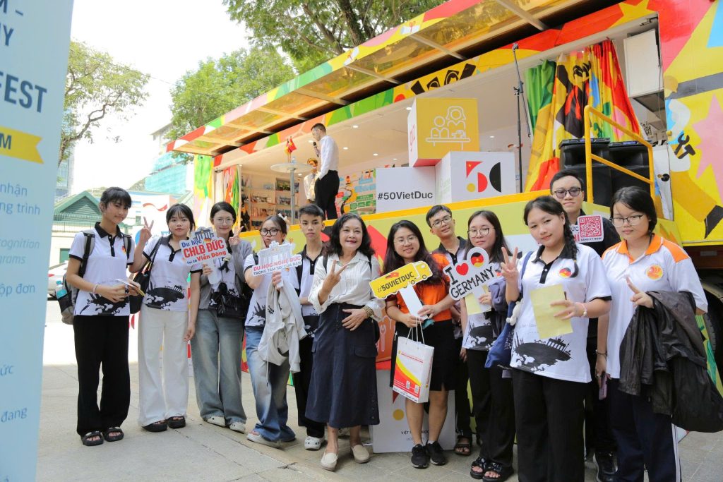 Học viên trung tâm ngoại ngữ du học Việt Đức tham gia Lễ Hội Đức tại TP HCM