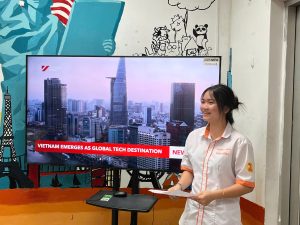 SINH VIÊN KHOA NGOẠI NGỮ TRẢI NGHIỆM GIỜ HỌC DỊCH TRỰC TIẾP VỀ CHỦ ĐỀ CÔNG NGHỆ