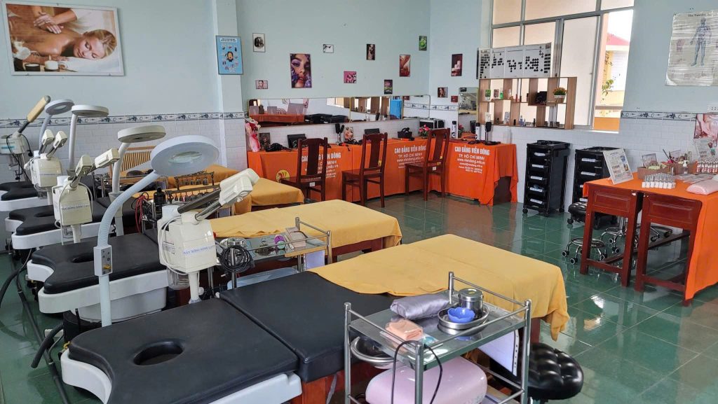 Cao đẳng Viễn Đông & GDTX Thạnh Phú: Khai giảng ngành Tạo mẫu & Chăm sóc sắc đẹp – Mô hình học song song học văn hóa và nghề ngay tại địa phương