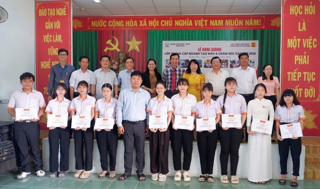 Cao đẳng Viễn Đông & GDTX Thạnh Phú: Khai giảng ngành Tạo mẫu & Chăm sóc sắc đẹp – Mô hình học song song học văn hóa và nghề ngay tại địa phương