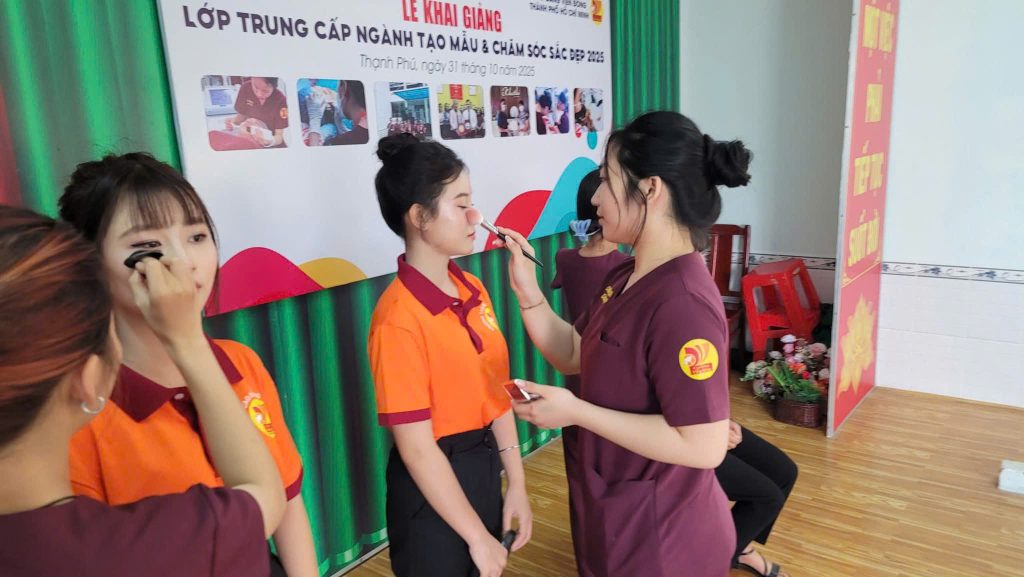 Cao đẳng Viễn Đông & GDTX Thạnh Phú: Khai giảng ngành Tạo mẫu & Chăm sóc sắc đẹp – Mô hình học song song học văn hóa và nghề ngay tại địa phương