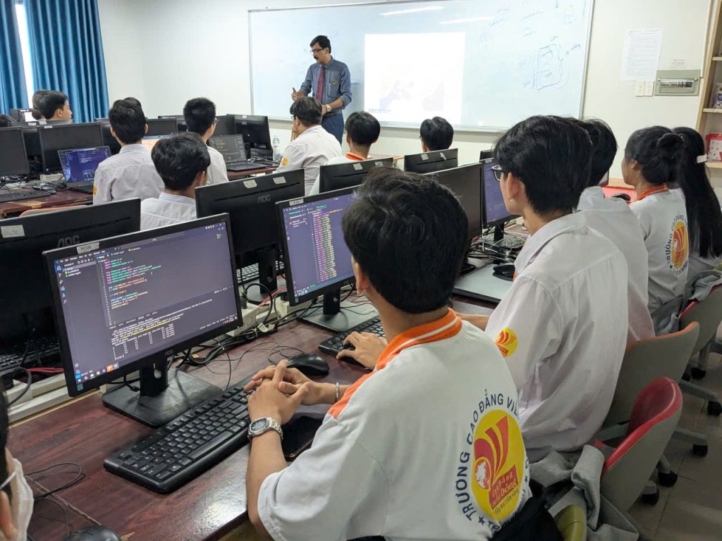 Sinh viên Cao Đẳng Viễn Đông học “AI Builder Bootcamp” cùng Chuyên gia đến từ Ấn Độ