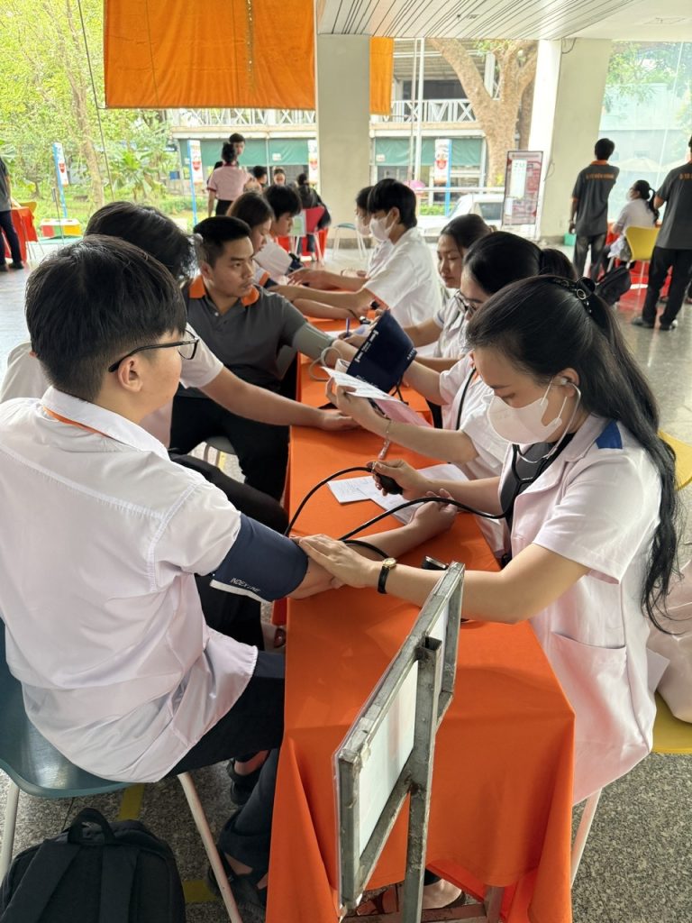 Sôi nổi hoạt động khám sức khỏe đầu khóa cho tân sinh viên Cao đẳng Viễn Đông