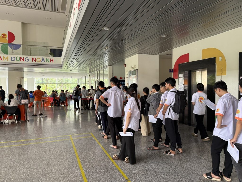 Sôi nổi hoạt động khám sức khỏe đầu khóa cho tân sinh viên Cao đẳng Viễn Đông