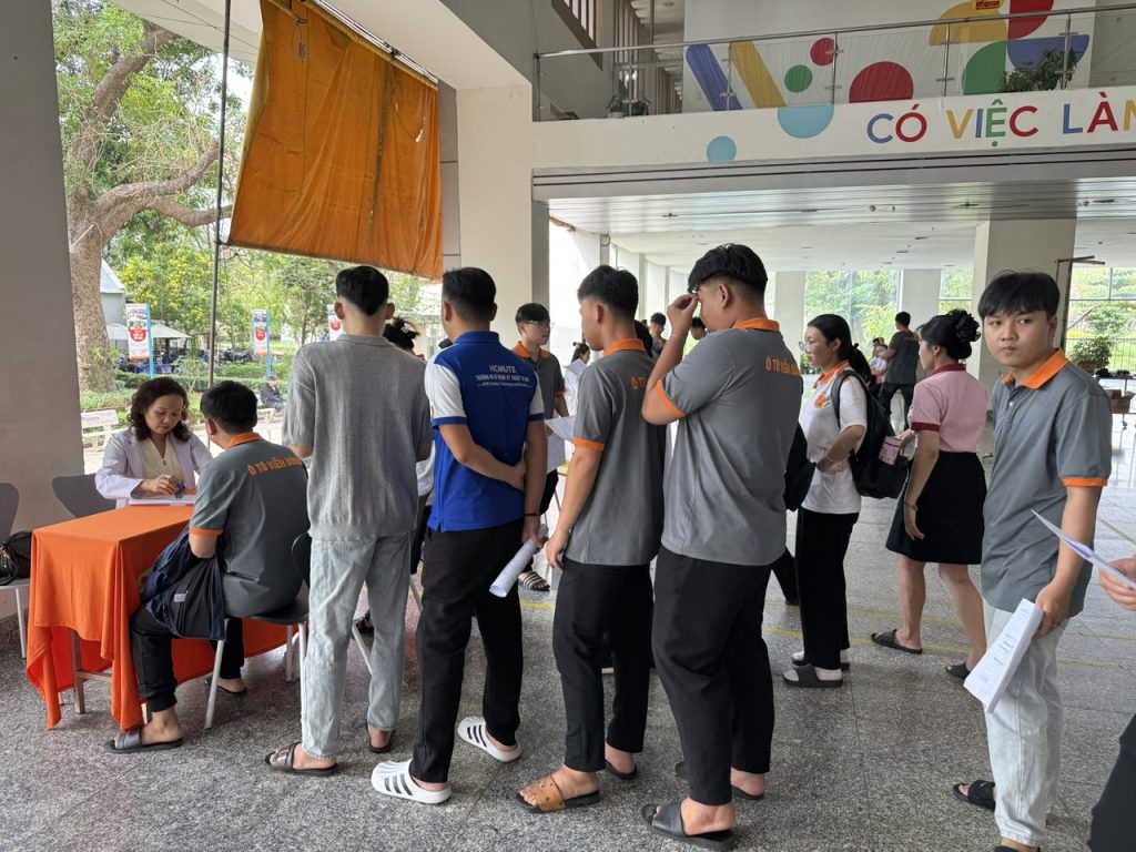 Sôi nổi hoạt động khám sức khỏe đầu khóa cho tân sinh viên Cao đẳng Viễn Đông